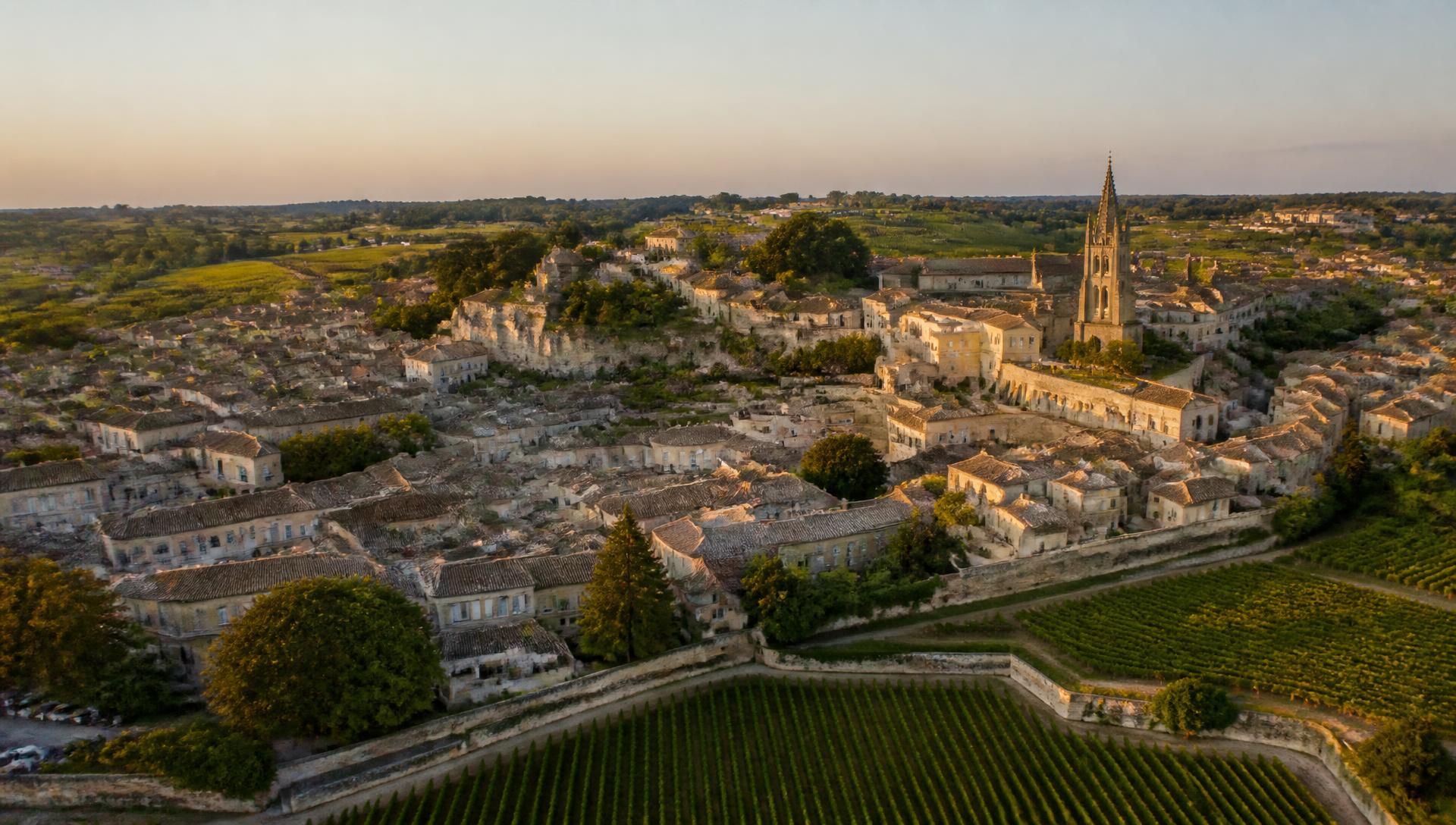 Vue aérienne de la cité médiévale de Saint-Émilion entourée de vignes de Merlot, rive droite de Bordeaux